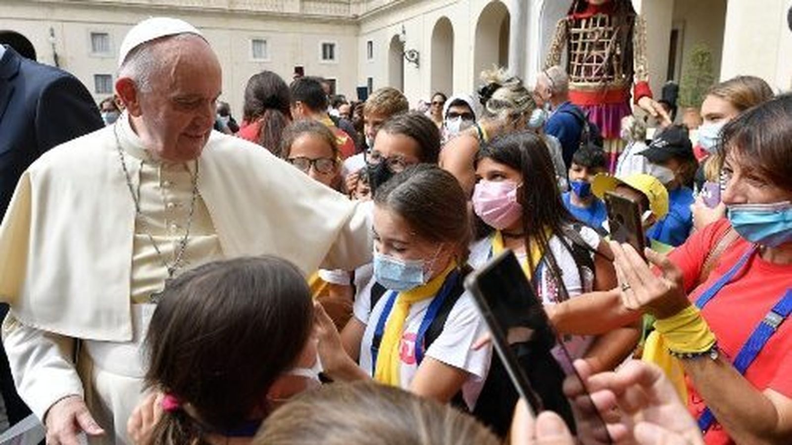 Francisco, con un grupo de niños en una foto de archivo