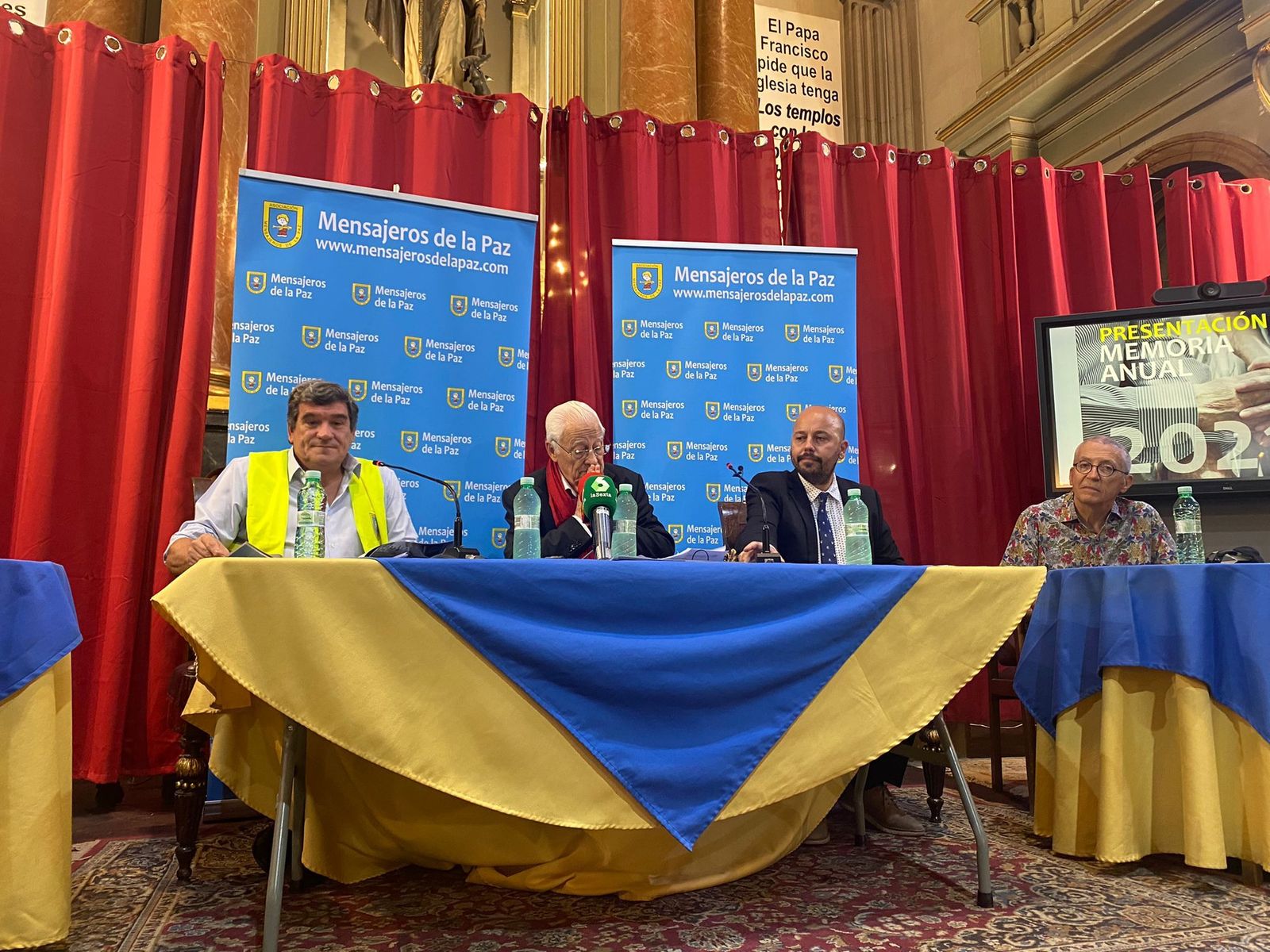 El ministro Escrivá, junto al padre Ángel y a Sergio mella