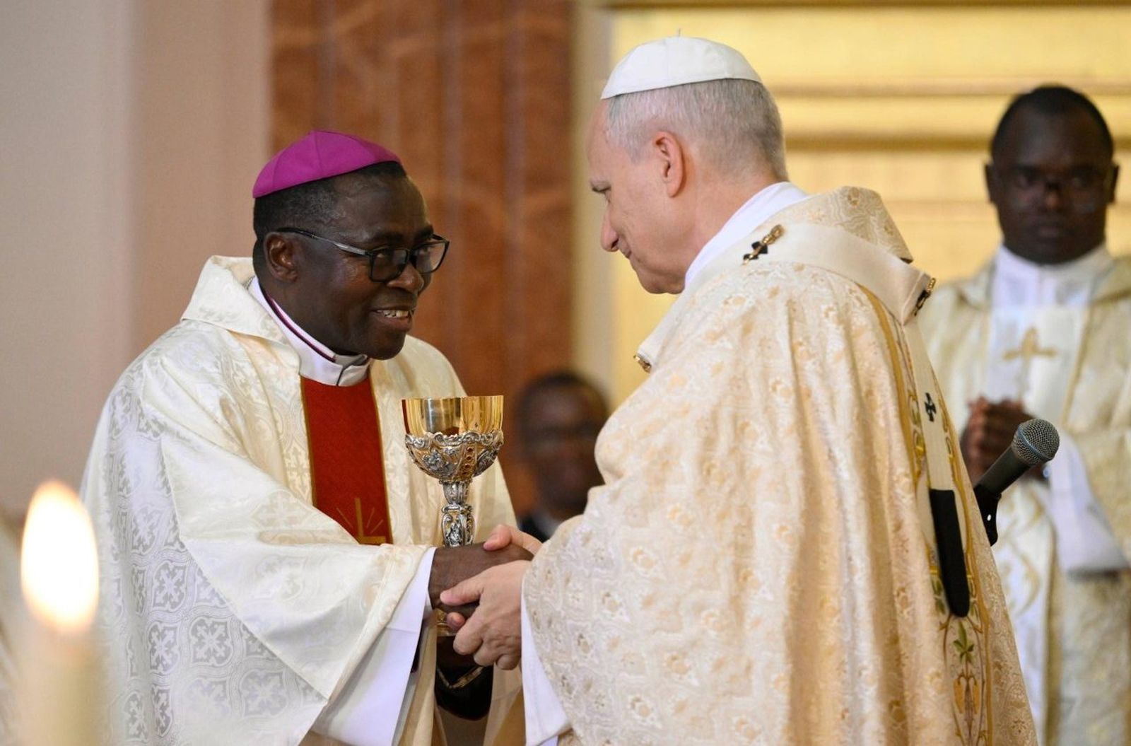 León XIV con Monseñor Juan Domingo. Mongomo (Guinea Ecuatorial)