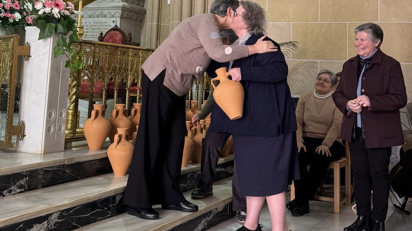 Entregando el cántaro simbólico a cada Fraternidad