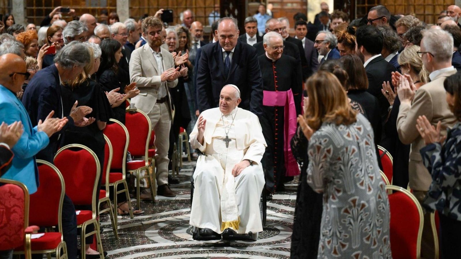 Francisco llega a la Capilla Sixtina para su encuentro con los artistas