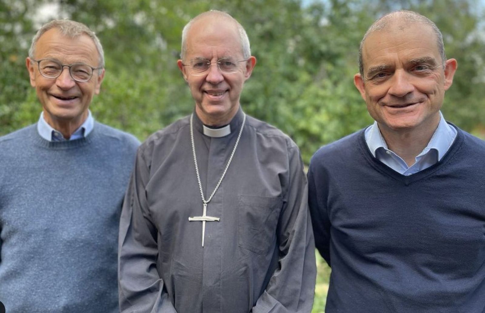 De izquierda a derecha, el hermano Alois, el primado anglicano, Justin Welby, y el hermano Matthew