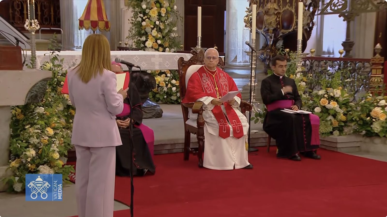 El Papa escucha a la responsable de pastoral de la diócesis canaria