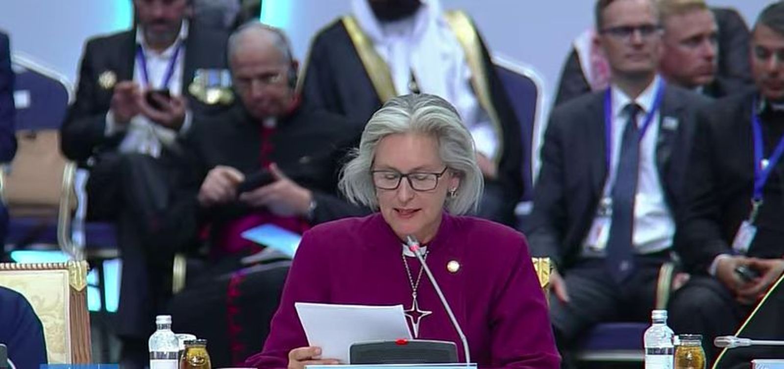 Lectura del comunicado final por parte de una pastora anglicana