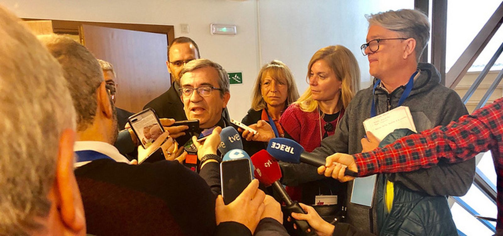 Luis Argüello atiende a los medios de comunicación a la salida de la Plenaria