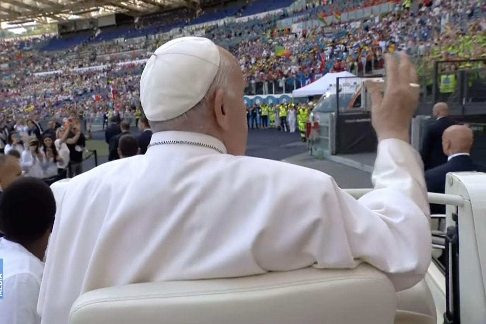El Papa, en el papamóvil en el Estadio Olímpico de Roma