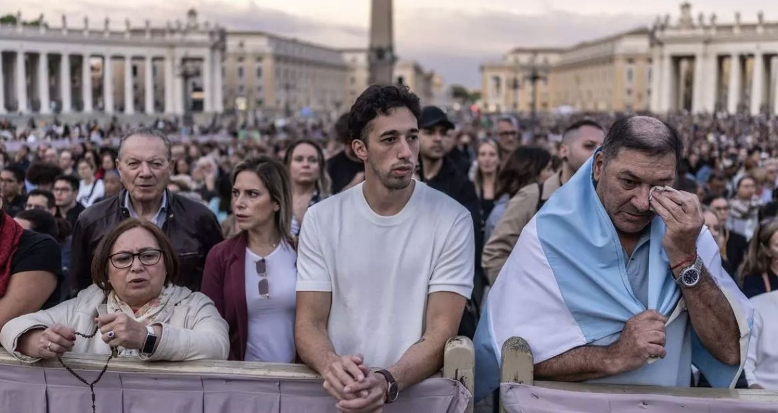 Miles de fieles rezan el Rosario en San Pedro tras la muerte de Francisco
