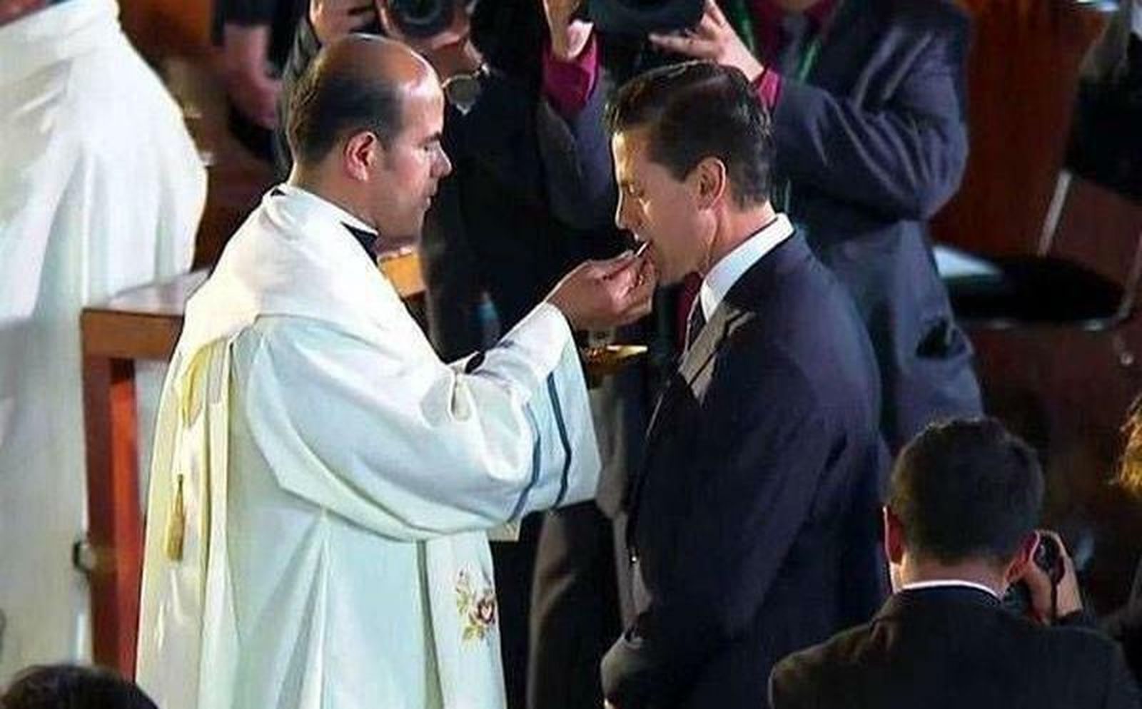 Peña Nieto comulgando