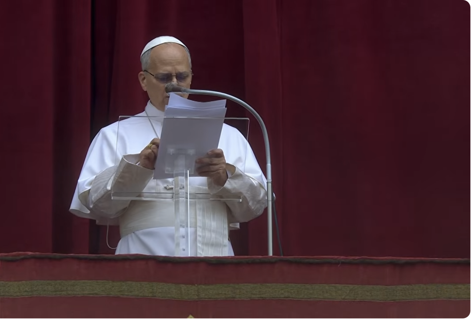 El Papa, durante el ángelus desde la logia de las Bendiciones