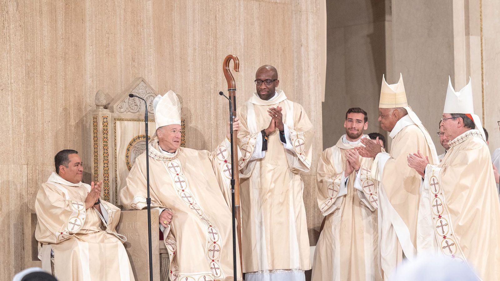 El cardenal McElroy, con el báculo de arzobispo de Washington