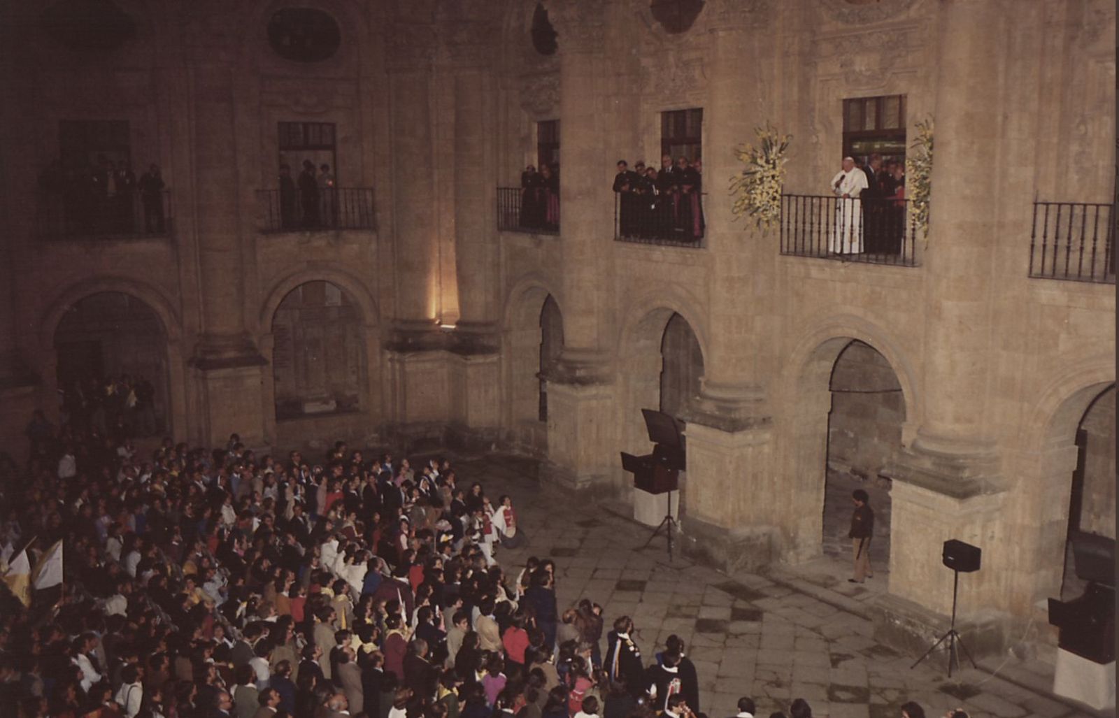 Juan Pablo II, en el balcón de la universidad