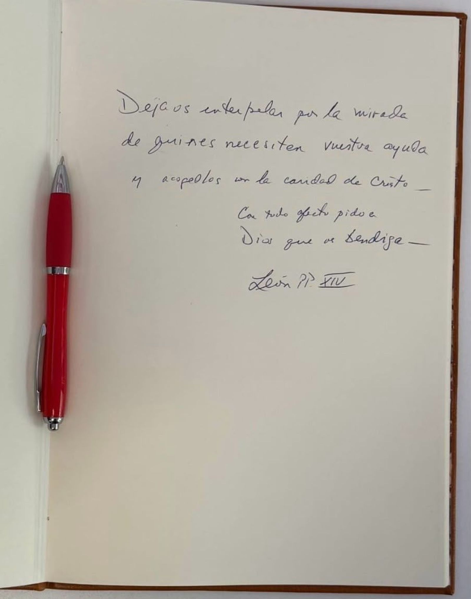 Firma del Papa en el libro de Honor