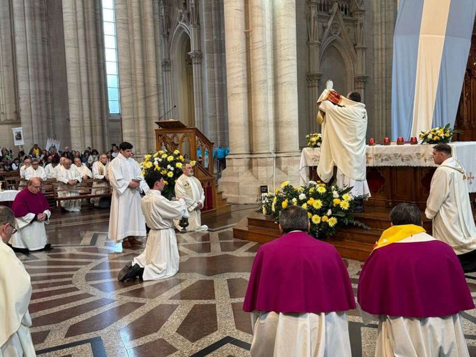 Monseñor Carrara en la festividad del Corpus Christi