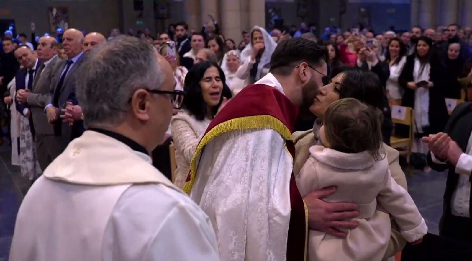 David Nas, tras ser ordenado, besa a su mujer y a uno de sus hijos