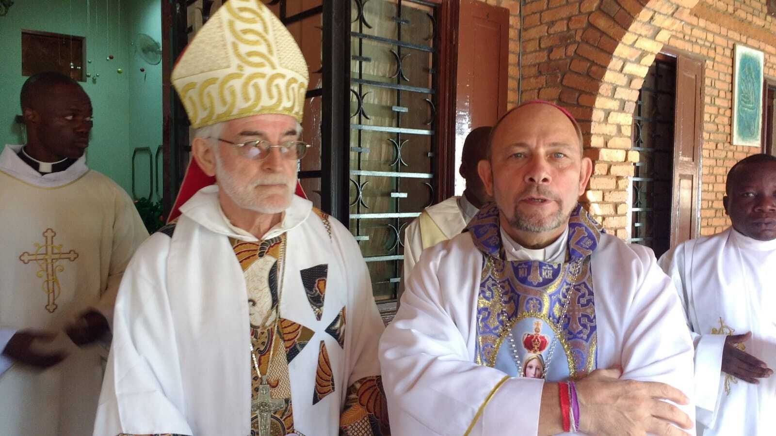 Jesús Ruiz, nuevo obispo de Mbaïki, al sur de Bangui, con el obispo saliente