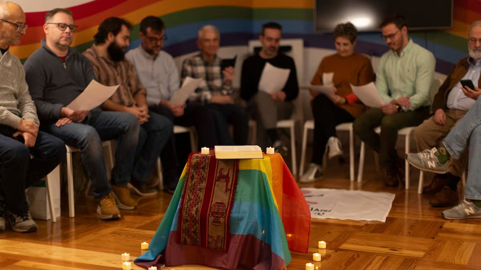 Cristianos LGTBIQ+ durante la oración semanal convocada por Crismhom