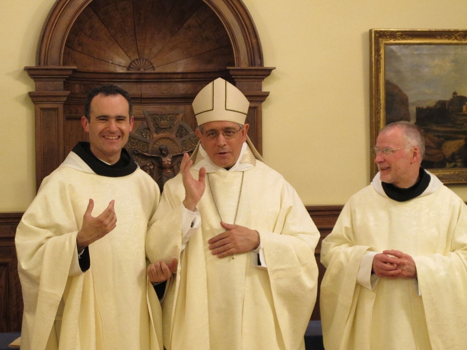 Ordenación presbiteral. El padre abad en el centro