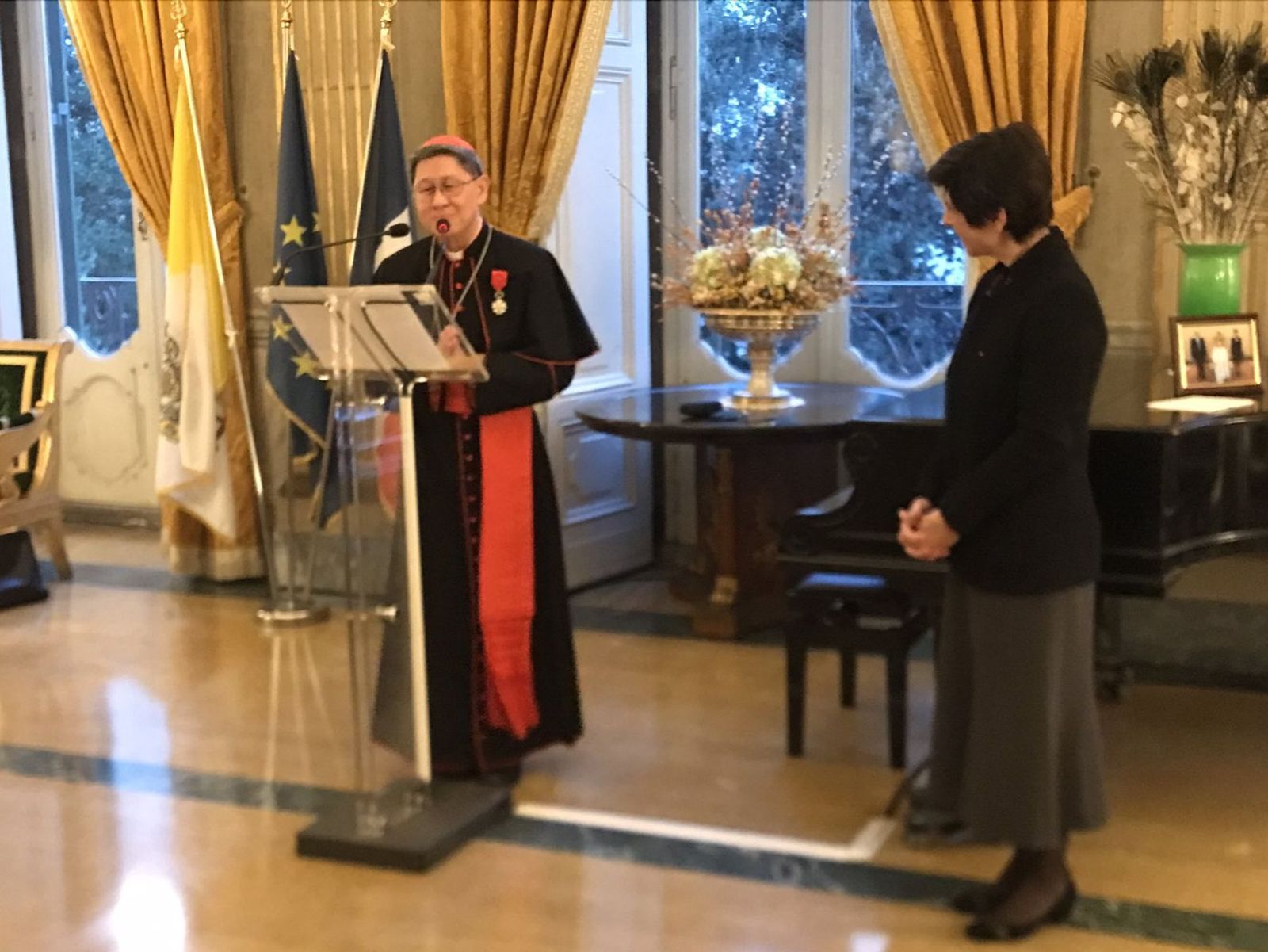 Tagle recibe la Legión de Honor francesa