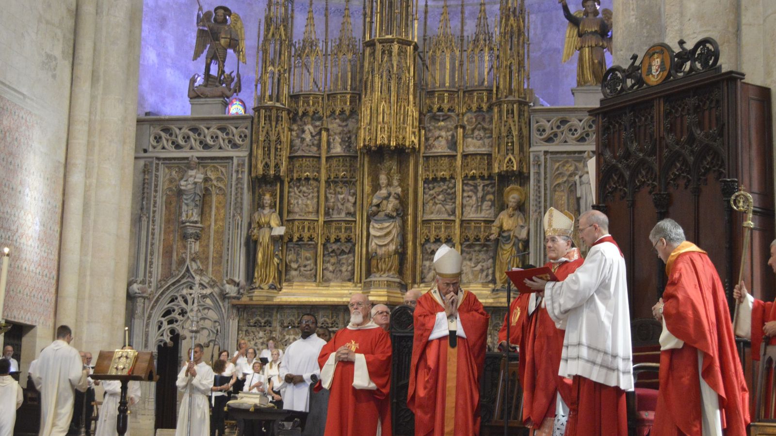 La celebración ha llenado el templo en su día grande.