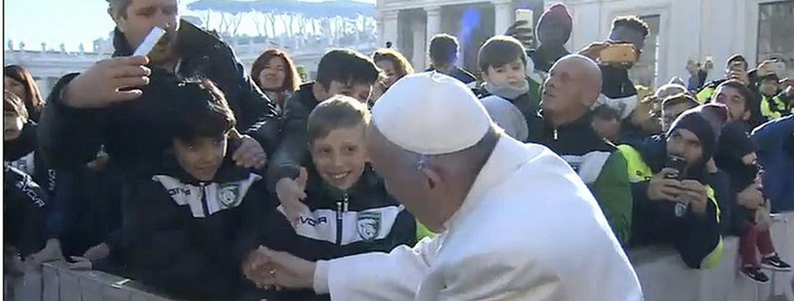 Francisco saluda a varios niños