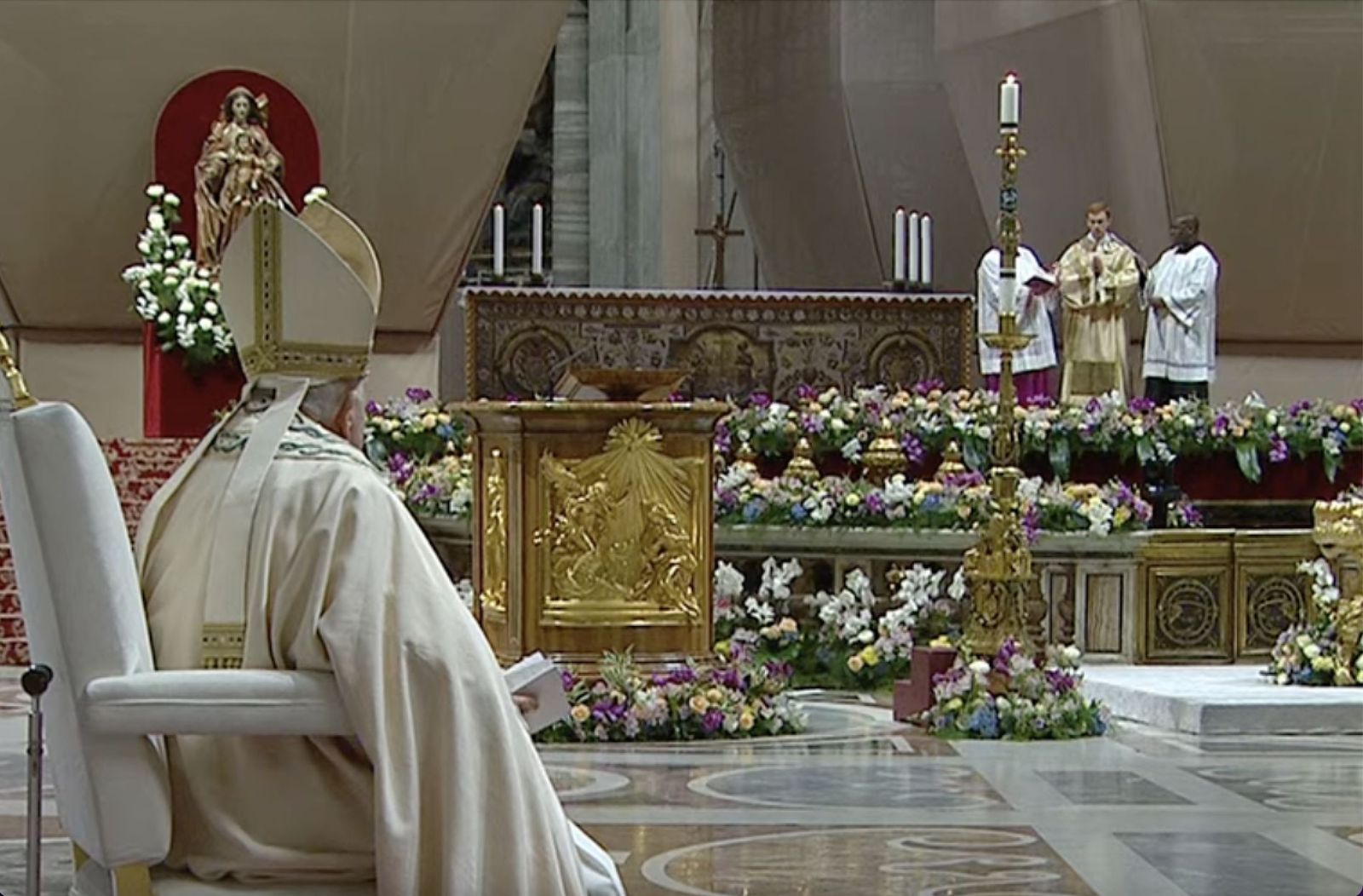 El Papa, ante el cirio pascual