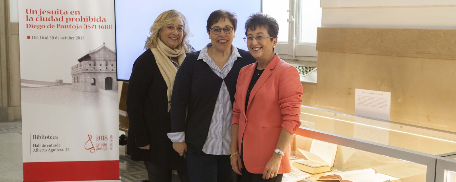 A la izquierda, María Eugenia López Varea en la inauguración de una exposición sobre Diego de Pantoja