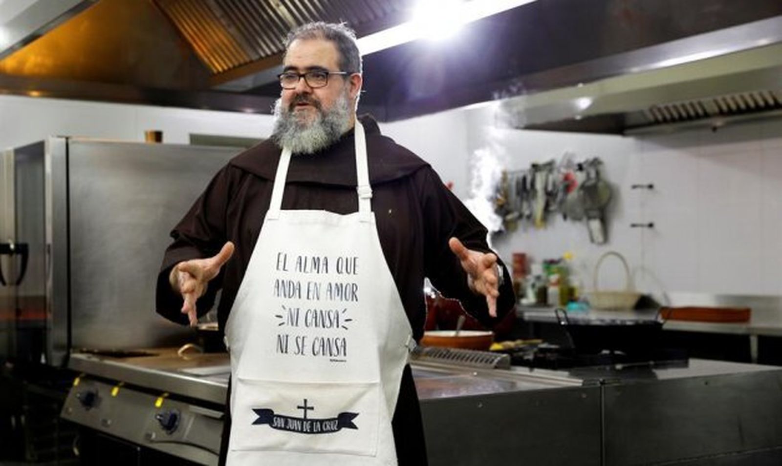 Fray Ángel en su cocina