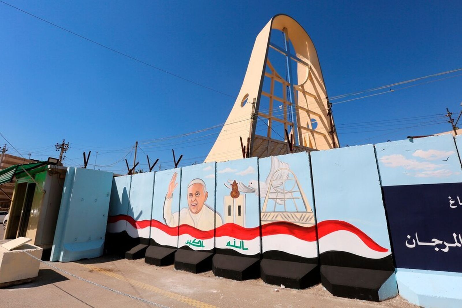 Mural dedicado a la visita de Francisco en Irak