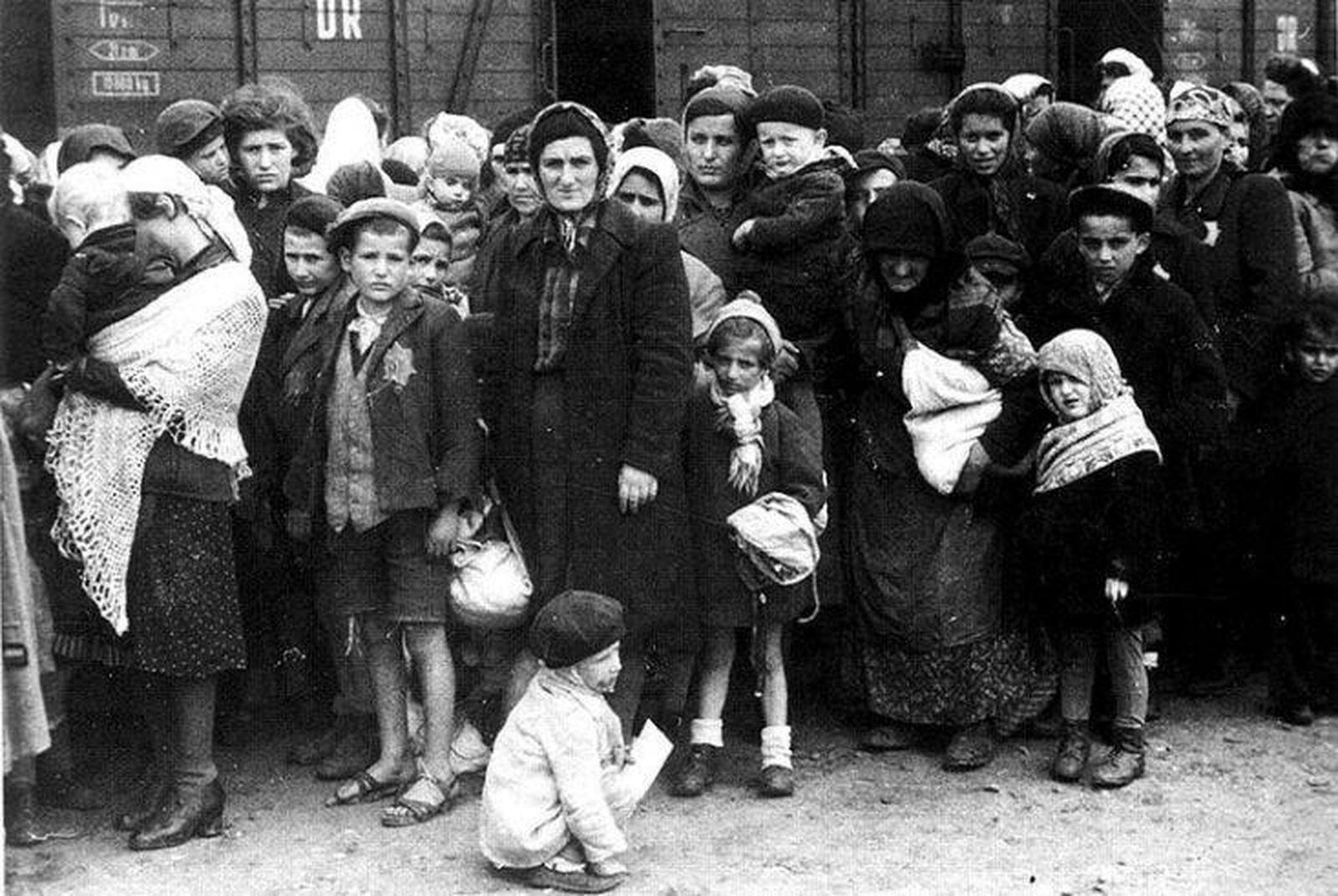 Un grupo de judíos húngaros a su llegada a Auschwitz.