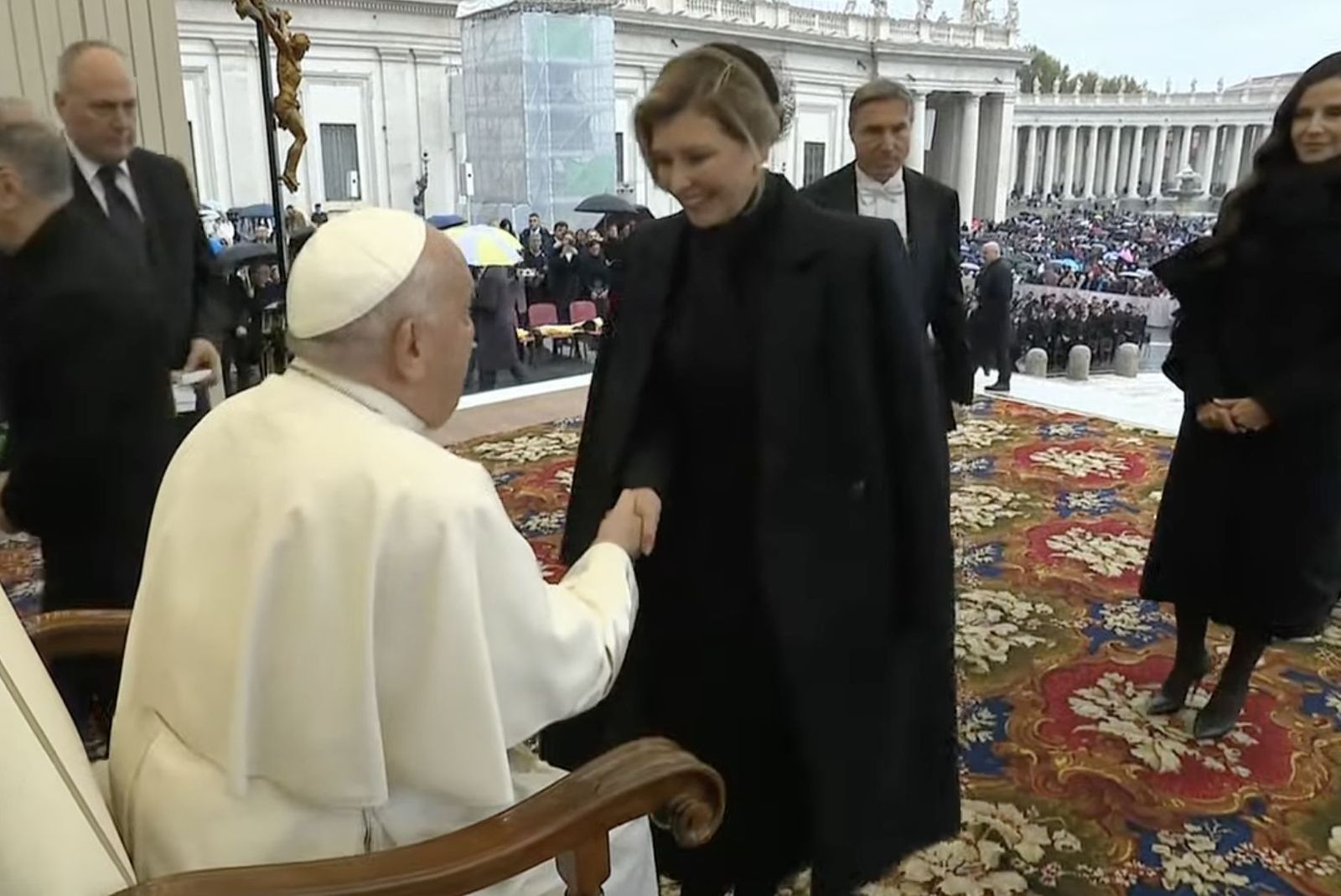 El Papa saluda a Olena Zelenska, la esposa del presidente de Ucrania