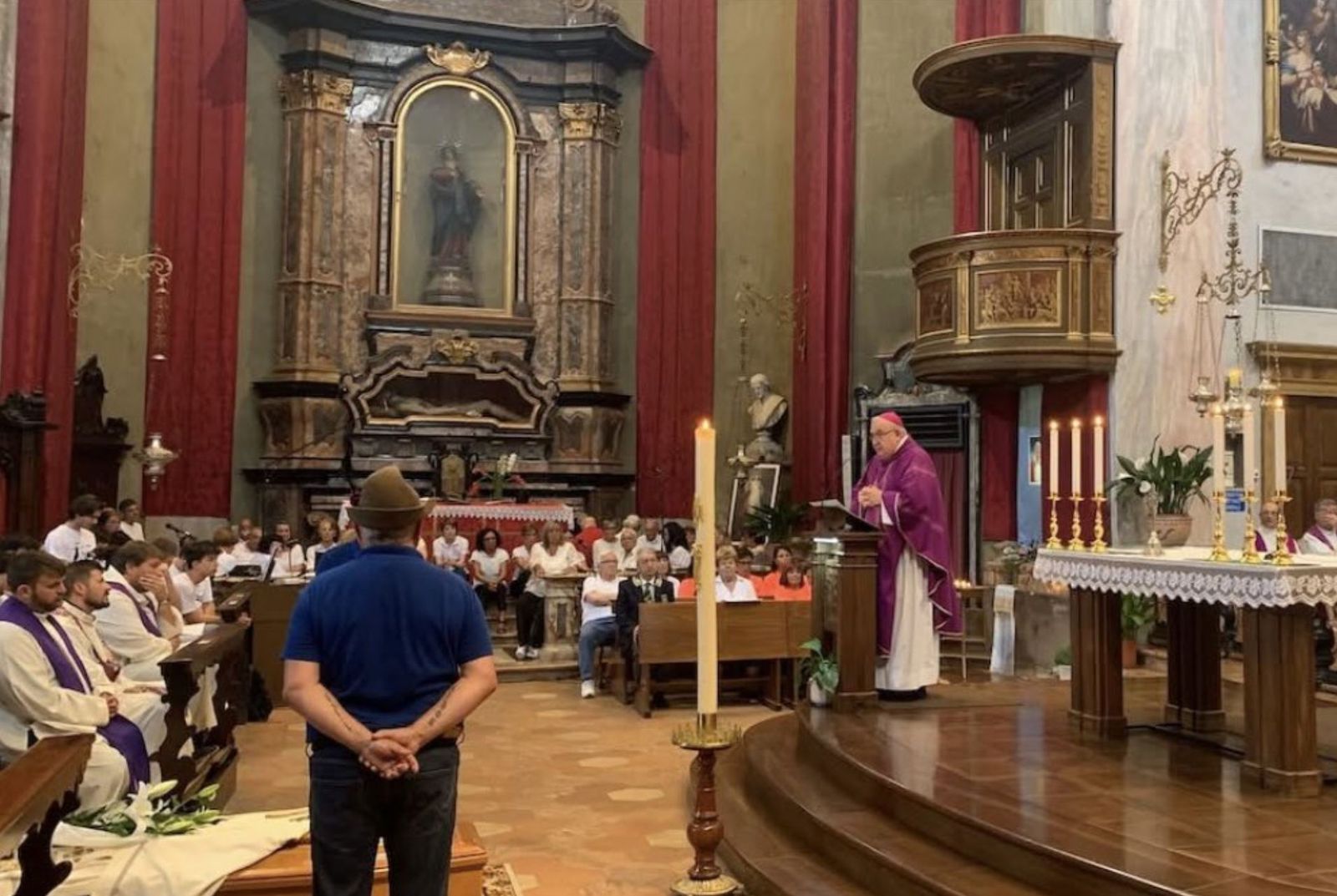 El obispo, ante el ataúd de Matteo Balzano