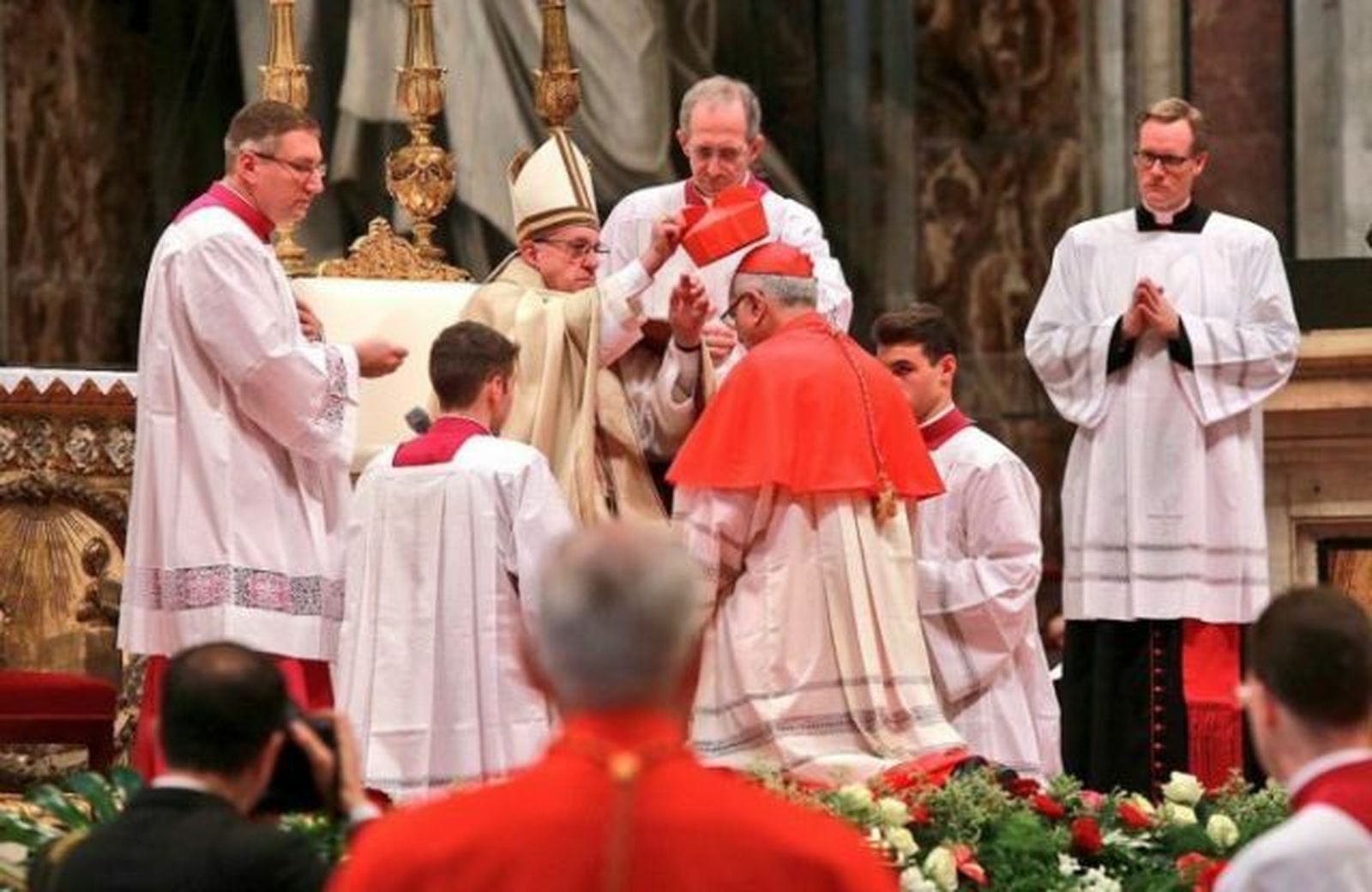 Baltazar Porras recibe del Papa la birreta cardenalicia
