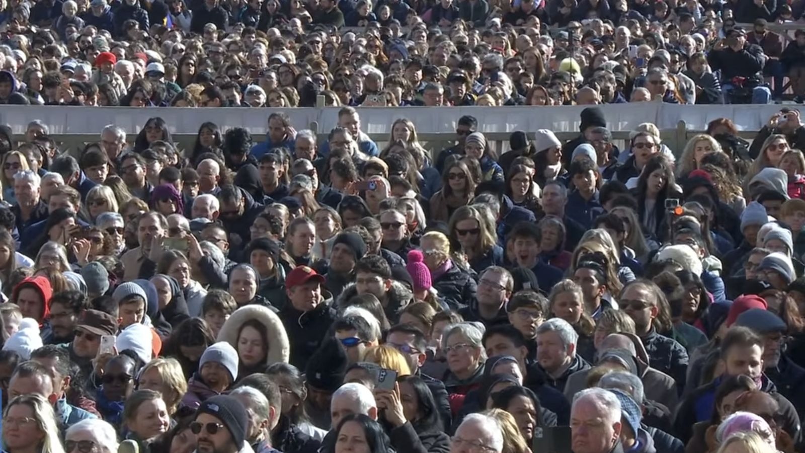 Fieles siguiendo la catequesis del Papa en la audiencia general