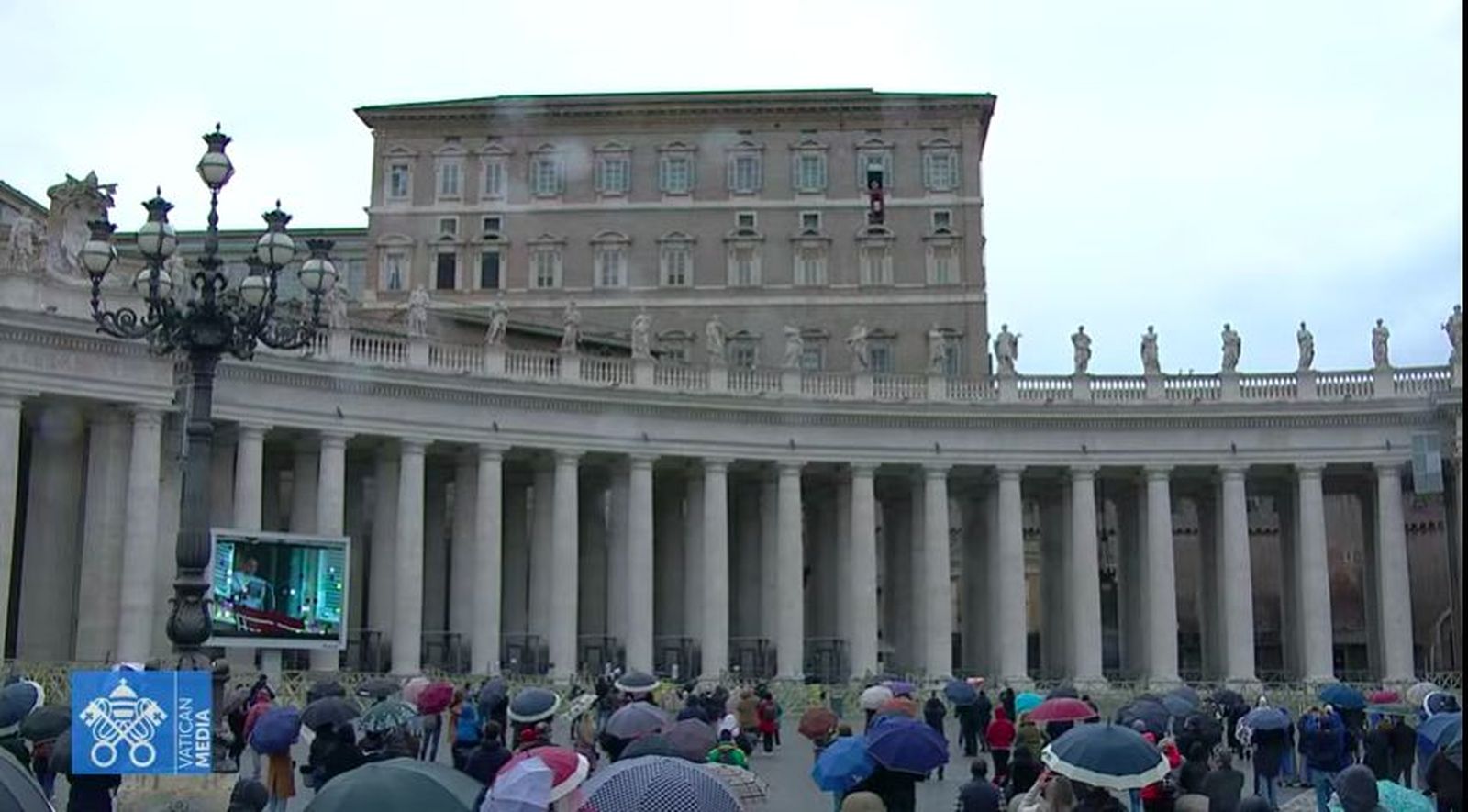 Los fieles siguen al Papa