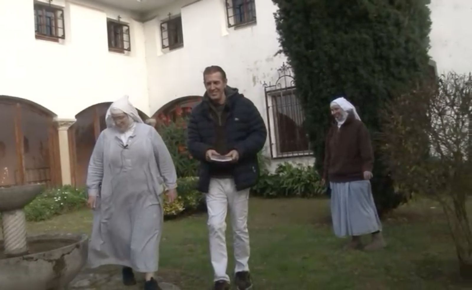 El portavoz con dos de las exclarisas