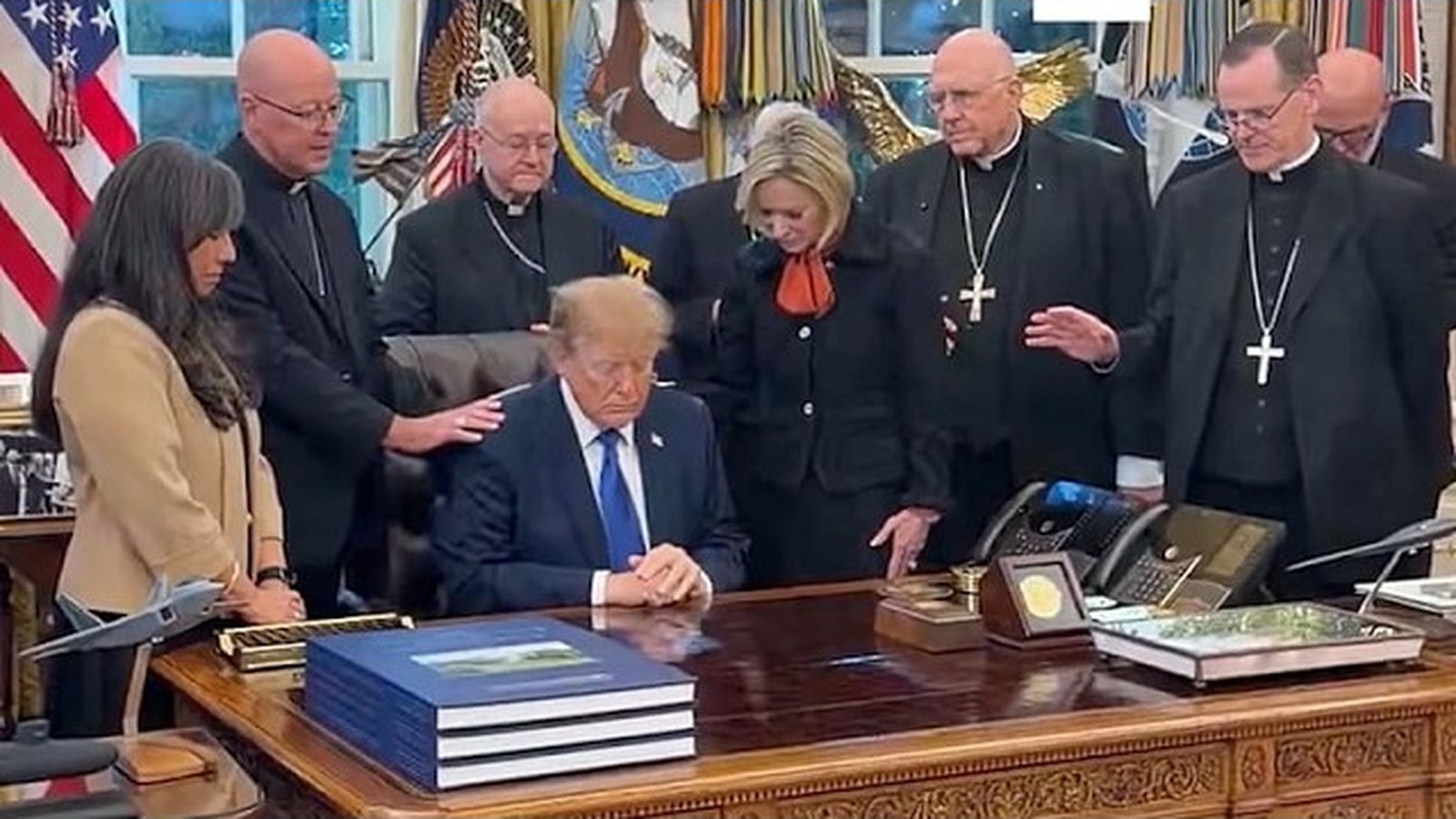 Obispos católicos rezando por Trump