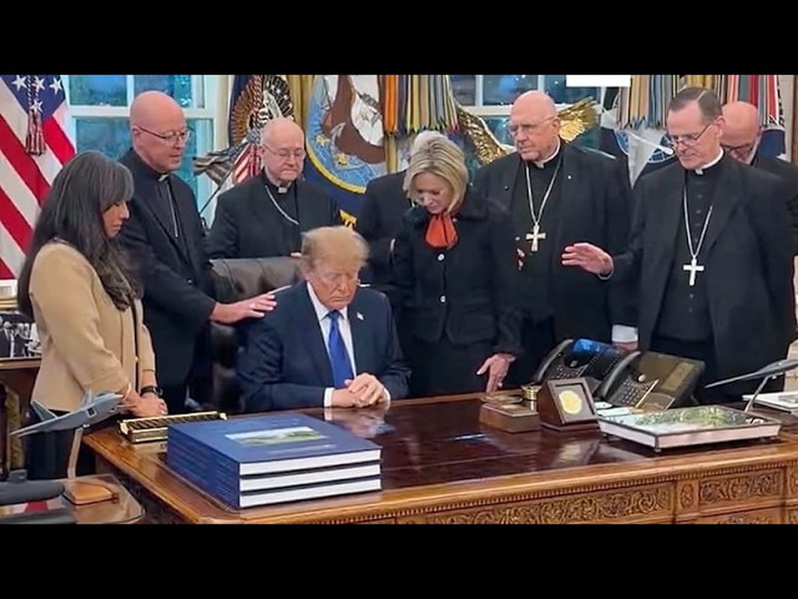 Obispos rezando por Trump
