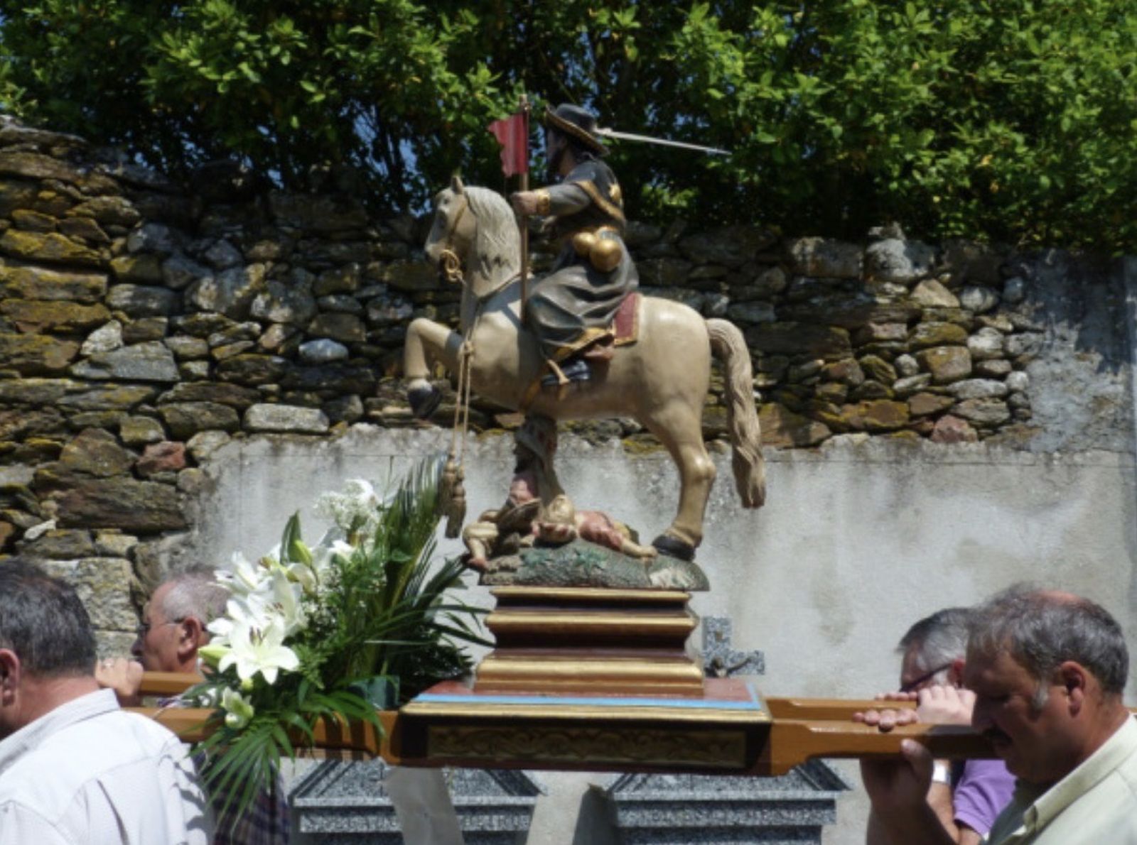 Imagen de Santiago Matamoros,decapitando moros por las calles de Celanova (Ourense) el día de Santiago, 25 de julio.