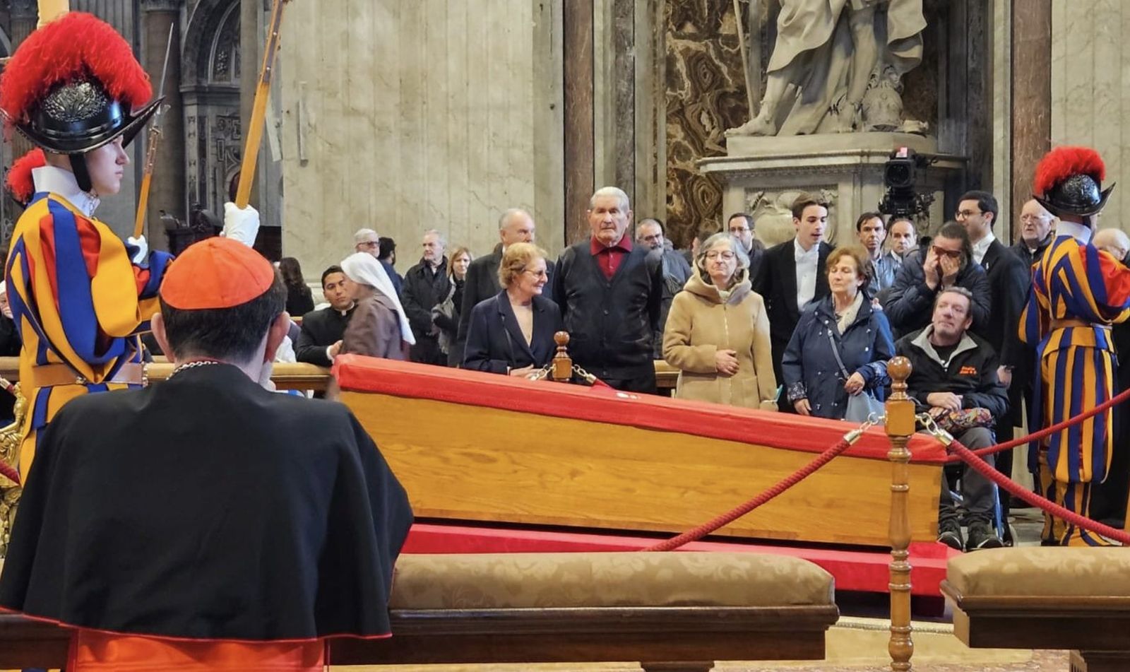 Cobo, rezando por el Papa Francisco en la basílica de San Pedro