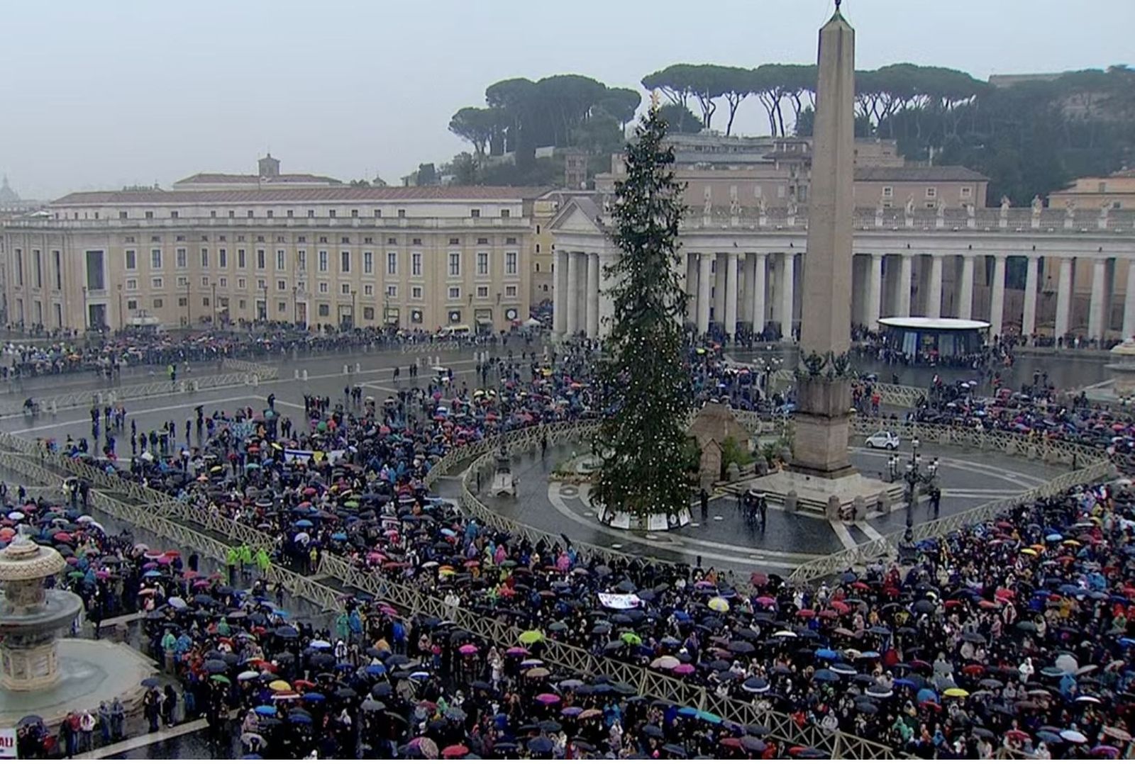 Ángelus en la plaza de san Pedro en una mañana lluviosa