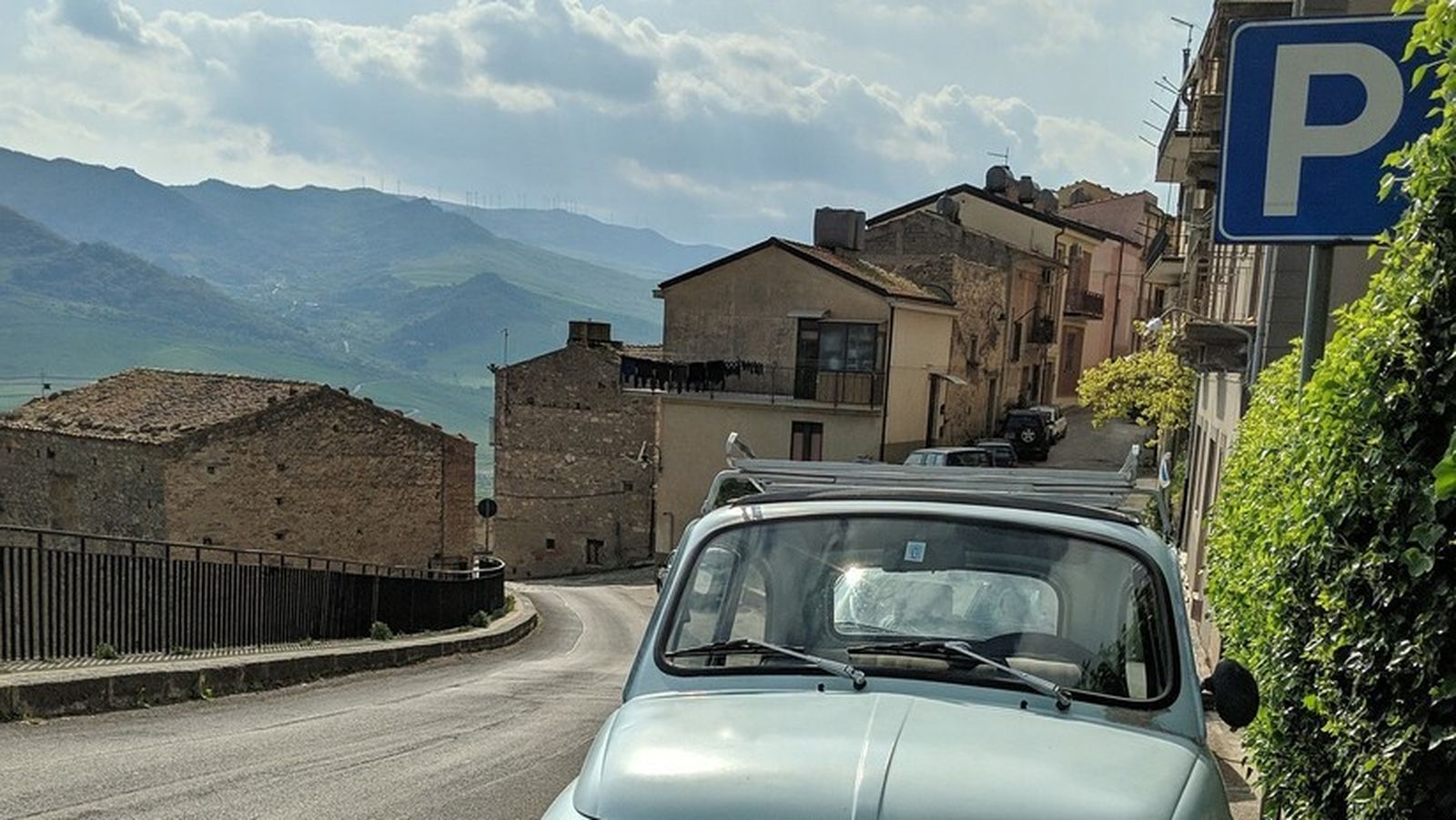 Coches aparcados en un pueblo italiano