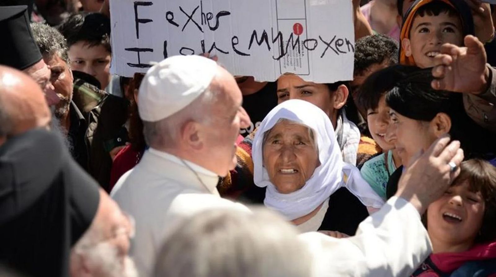 Francisco visita Lesbos en 2016