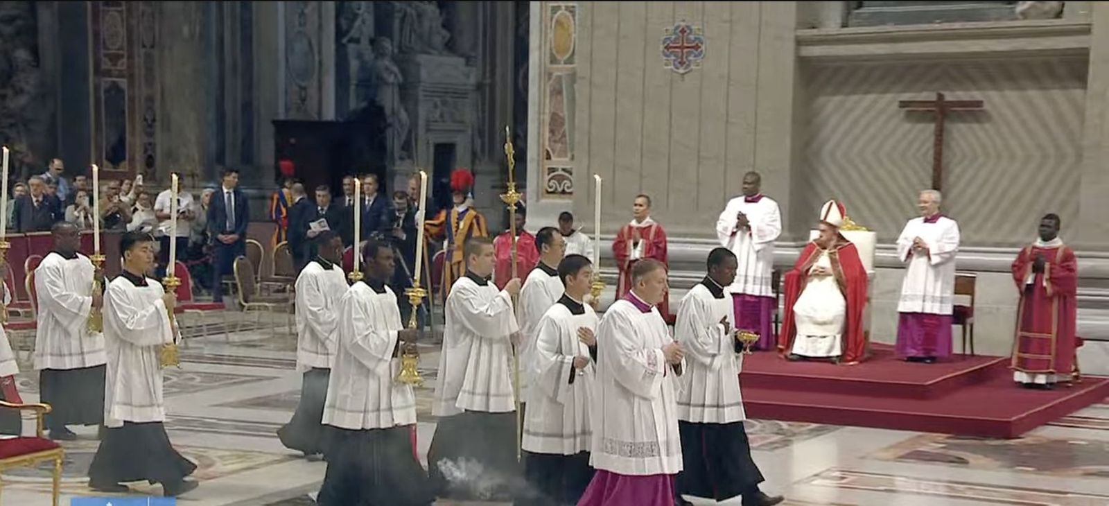 Francisco observa la procesión hasta el altar
