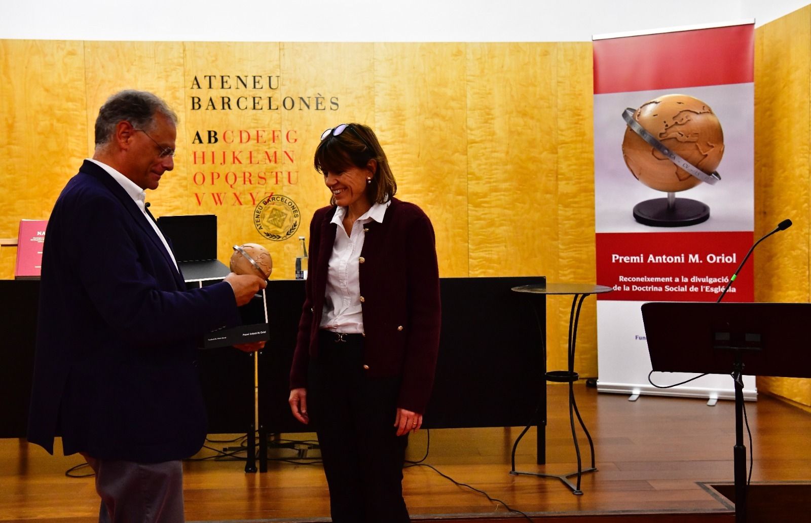 Entrega del premio a la secretaria general de Cáritas Barcelona