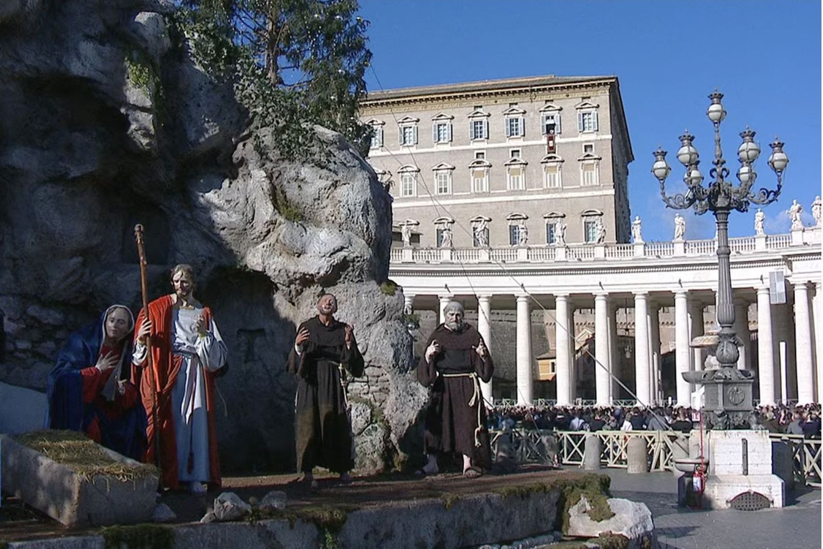 El pesebre, en la plaza de Sa Pedro; al fondo, en el balcón, el papa Francisco