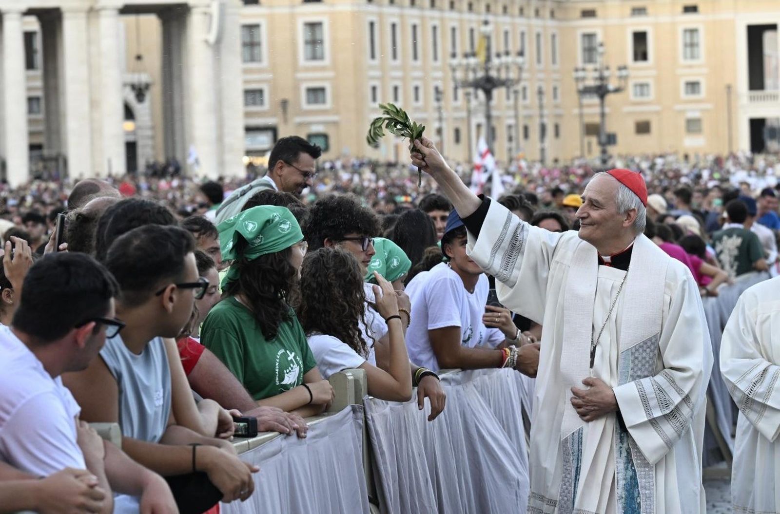 Zuppi, con los jóvenes italianos en San Pedro