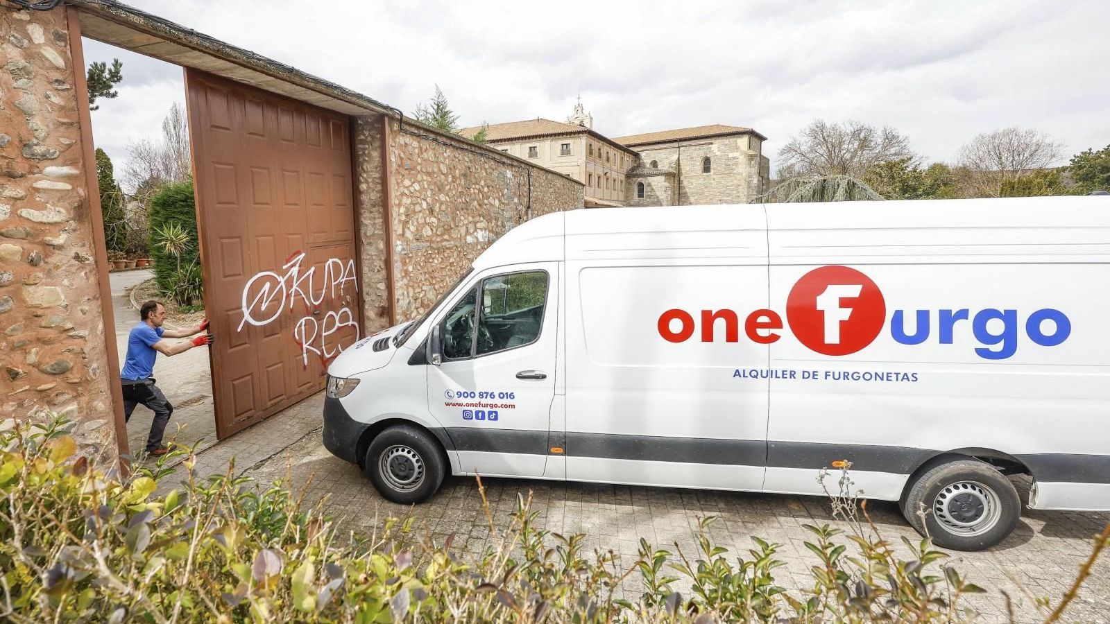 Una furgoneta de mudanza entra en Belorado