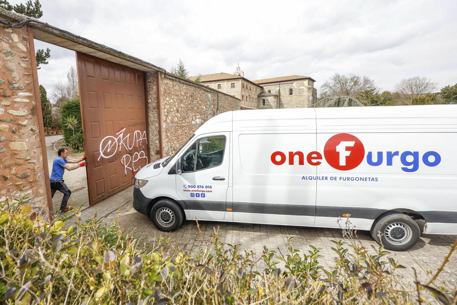 Una furgoneta de mudanza entra en Belorado