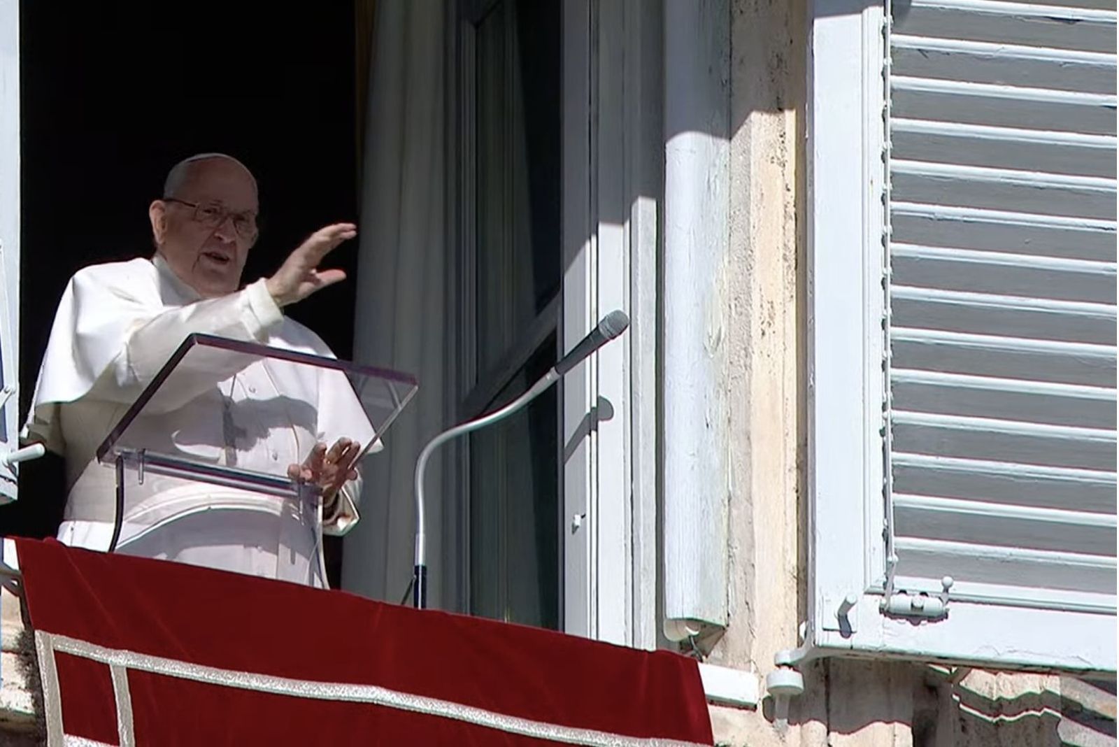 Francisco saluda a los fieles al comienzo del ángelus