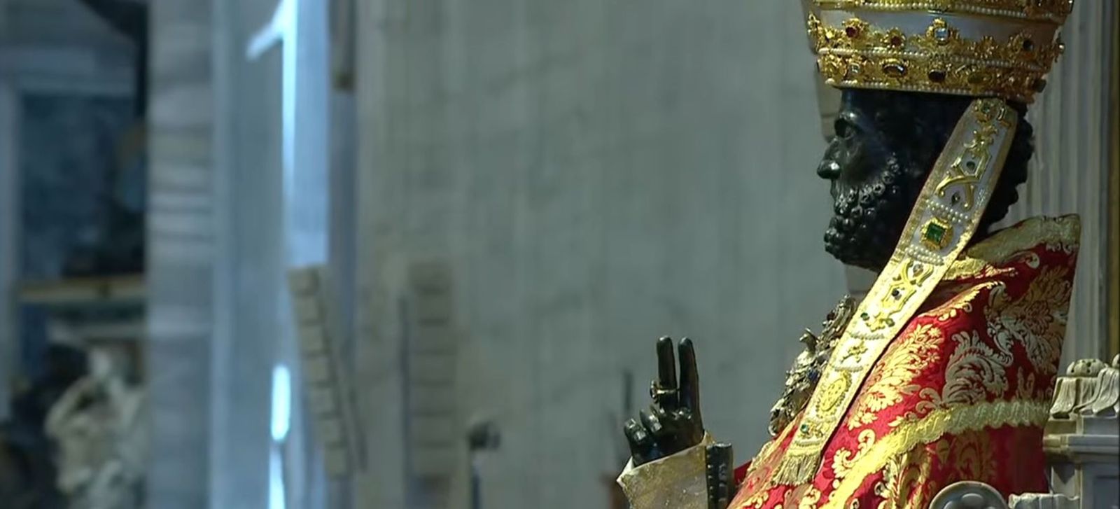 Pedro con tiara y anillo